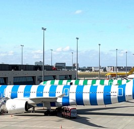 Airbus A330 Neo von Condor in Frankfurt: Die Fluglinie muss sparen.