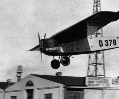 Die deutschen Fluglinien Junkers Luftverkehr und Deutsche Aero Lloyd fusionieren 1926 zur Deutschen Luft Hansa.