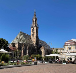 Der Dom von Bozen am Walther-Platz.