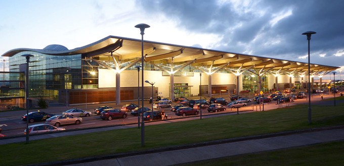 In der Kategorie «Unter 5 Millionen Passagiere» heißt der Sieger Cork Airport. Die Jury lobt den irischen Flughafen für die gute Unterstützung von Passagieren mit Behinderung und für Sicherheitsmaßnahmen wie etwa eine Drohnen-Aufklärungskampagne. Auch Investitionen in Gastronomie mit lokalen Produkten, der Ausbau des Streckennetzes und die hohe Pünktlichkeit trugen zum Sieg bei.