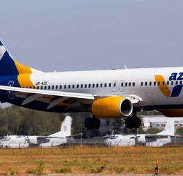 Eine Boeing 737-800 von Azur Air Ukraine:  Nach einem Jahr Pause startet die Airline mit einem neuen Namen.