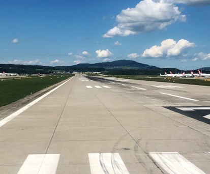 Runway at the airport in Zurich: Those who fly in the future will have to pay a ticket levy.