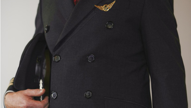 Die Piloten bei Virgin Atlantic tragen neu klassischen Zweireiher, der an die Uniform des männlichen Kabinenpersonals angelehnt ist. Warum bei den Pilotinnen, analog zu den Stewardessen, nicht mutiger zur Sache gegangen wurde, ist nicht bekannt.