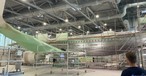 ... steht der BVB-Flieger von Eurowings, an Tag sieben der Arbeiten ist der alte Lack ab. Die Tragflächen ...