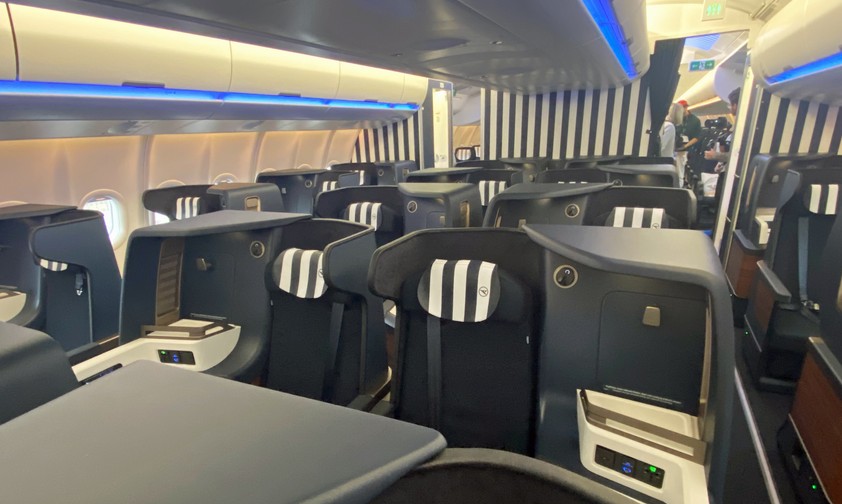 Die neue Business Class von Condor: Ein sehr dunkles Blau wirkt edel. <em>(Klicken Sie ins Bild und schauen Sie sich die Bildergalerie im Großformat an)</em>