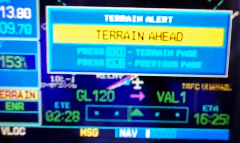 Terrain Alert: Bei der Landung muss der Flieger sehr nah am Felsen vorbei.