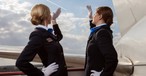 Zwei Flugbegleiterinnen von Rossiya: Die Airline will Kabinenpersonal abbauen.