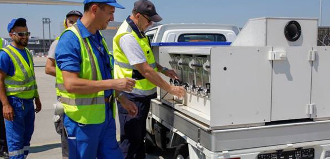 Getränkewagen am Frankfurter Flughafen: Bis zu 1000 Liter an Flüssigkeit werden konsumiert.