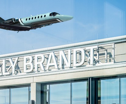 Eine Cessna Citation über dem BER: Der Flughafen wickelt in Deutschland den meisten Businessverkehr ab.