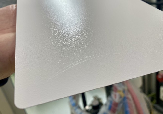 Kratzer auf frischem Lack, hier sehr kleine: Geschehen leicht, etwa durch den Schlauch an der Spritzpistole.