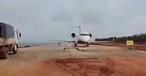 Die Bombardier Challenger 600 am Ende des asphaltierten Teils der im Bau befindlichen Straße.