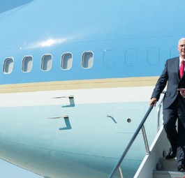 US-Präsident Trump und sein Vize vor der Air Force One: In dieser Legislaturperiode werden die neuen Flieger nicht mehr fertig.