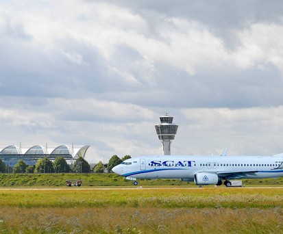 Boeing 737 von Scat Airlines am Flughafen München (Montage): Ende Mai sollen die Flüge starten.