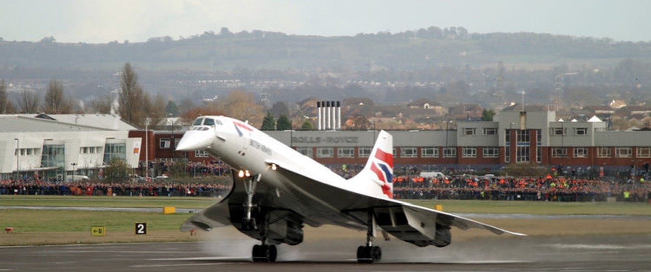 Die Concorde war der erste Überschall-Passagierjet im Linienflugdienst. Obwohl sie 2003 zum letzten Mal abhob, sind Bilder des legendären Flugzeuges bis heute so präsent, dass man sich an ihren eigentlich ungewöhnlichen Anblick fast gewöhnt hat. Dabei ist doch zum Beispiel die absenkbare Nase eine echter Hingucker.