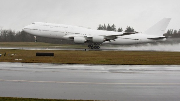 Der BBJ 747-8 wurde für den Innenausbau ins Werk der Lufthansa Technik nach Hamburg geflogen.