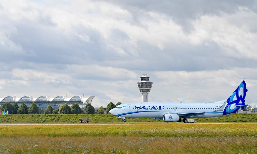 Boeing 737 von Scat Airlines am Flughafen München (Montage): Ende Mai sollen die Flüge starten.