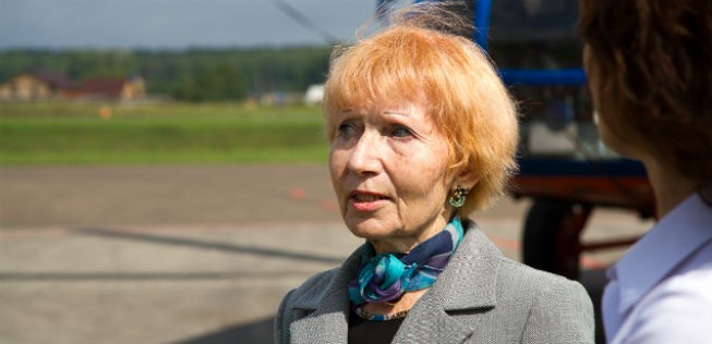 Avelina Antsiferova freut sich über den Fund - sie ist die Tochter des Piloten der C-47.