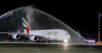 Airbus A380 von Emirates am Flughafen Düsseldorf: Nasser Gruß zur Rückkehr.