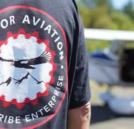 Mitglied des Yurok-Stammes vor der Cessna 182: Condor Aviation wächst.