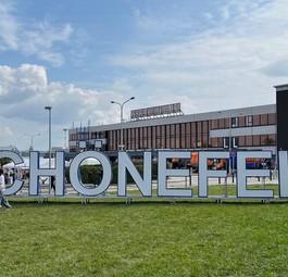 Zum Abschiedsfest wurde der ehemalige Schriftzug nochmal vors Terminal gestellt.