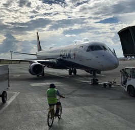 EMbraer-Jet von Azul am Gate: Die Flotte wird kleiner.