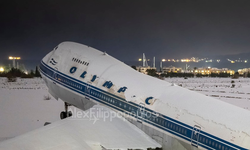 Die Boeing 747 kippte von der Schneelast nach hinten auf ihr Heck.