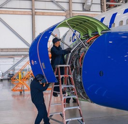 Wartung bei United Airlines: Reisende sollen besser verstehen, wie das funktioniert. 