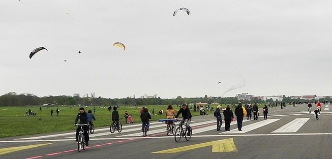 <b>Tempelhof, Berlin, Deutschland: </b>Der ehemalige West-Flughafen von Berlin wurde Im Oktober 2008 geschlossen und ist seit 2010 als Tempelhofer Feld ein riesiger Park und Sportplatz. In den Hangars finden immer wieder Messen und Sportveranstaltungen statt.