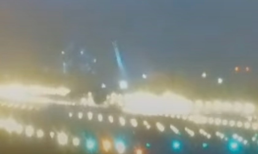 Airbus A321 schlägt scheinbar mit Tragfläche auf Piste