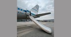 Die D-AICH nach dem Malheur in Frankfurt: Die Notrutsche des Airbus A320 löste sich.