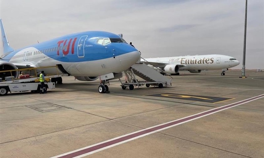 Boeing 737 Max 8 von Tui Airways: Der Reiseveranstalter fliegt Kundinnen und Kunden über den Flughafen Al-Ain aus.