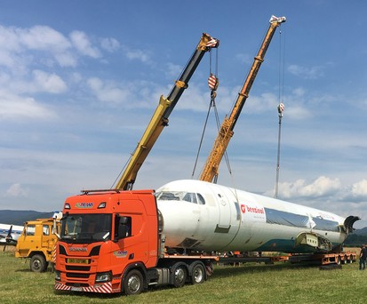 Flugzeugrumpf auf LKW: Der Transport kostete 15.000 Euro.