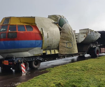 Transport der vorderen Teile von Super Guppy und Boeing 747.