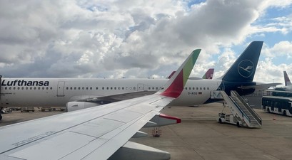 Lufthansa-Flugzeug am Flughafen Lissabon: Lufthansa Group steigt bei TAP ein.
