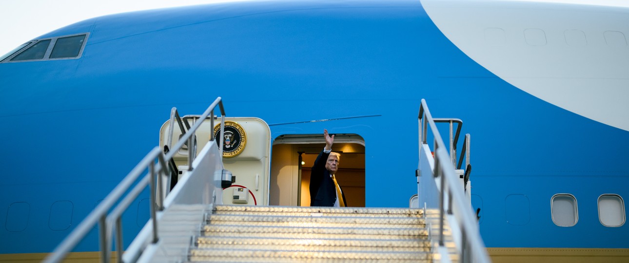 Trump beim Einsteigen in die alte Air Force One: Die beiden Flieger bleiben erstmal unverzichtbar. 