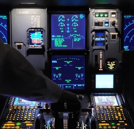 Cockpit in der Nacht: Wie sind Pilotinnen und Piloten angestellt?