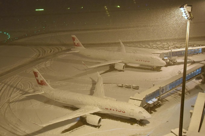 Alles voll: Der Flughafen hat sehr viel Schnee abbekommen.