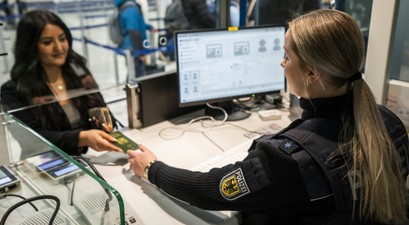 Grenzkontrolle in Frankfurt: Aktuell dauert es dort länger.