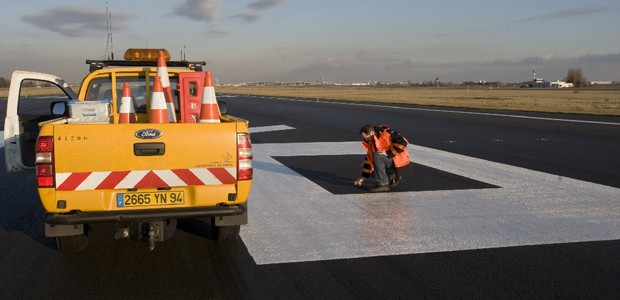 Ausbesserungsarbeiten an der Piste in Paris Orly: Bald große Renovation.