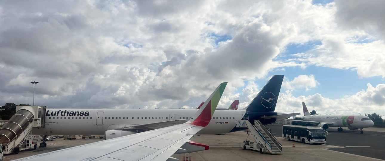 Lufthansa-Flugzeug am Flughafen Lissabon: Lufthansa Group steigt bei TAP ein.