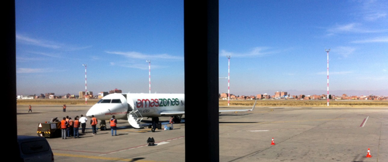 Flugzeug von Amaszonas am Aeropuerto Internacional El Alto: Airlines müssten Tickets verteuern.
