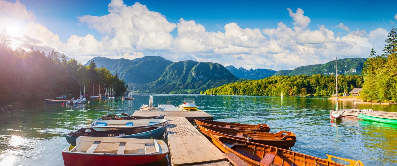 Bohinji See an einem sonnigen Morgen