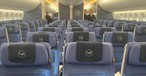 <p style="text-align: left;">Hier ist alles ziemlich Lufthansa: Die Economy Class.</p>