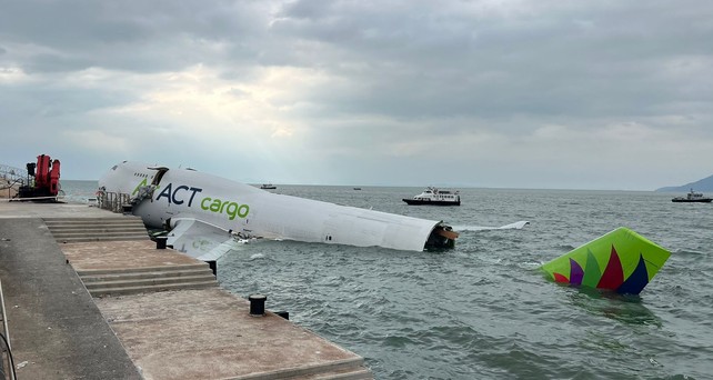 Die Boeing 747 von Air ACT im Wasser: Die Crew überlebte.