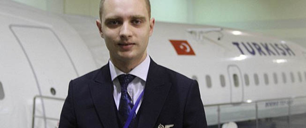 Erkan Geldi: heute ist das ehemalige Bord-Baby Flugbegleiter bei Turkish Airlines.