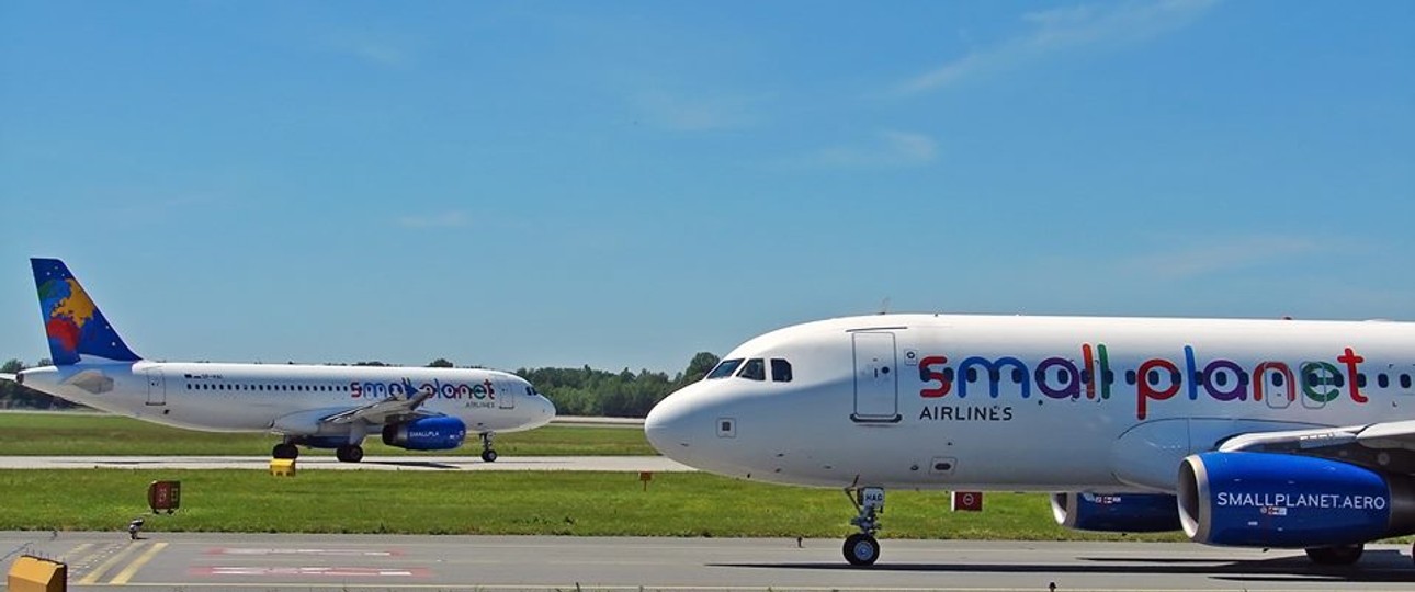 Flieger von Small Planet: Auch in Polen am Boden.
