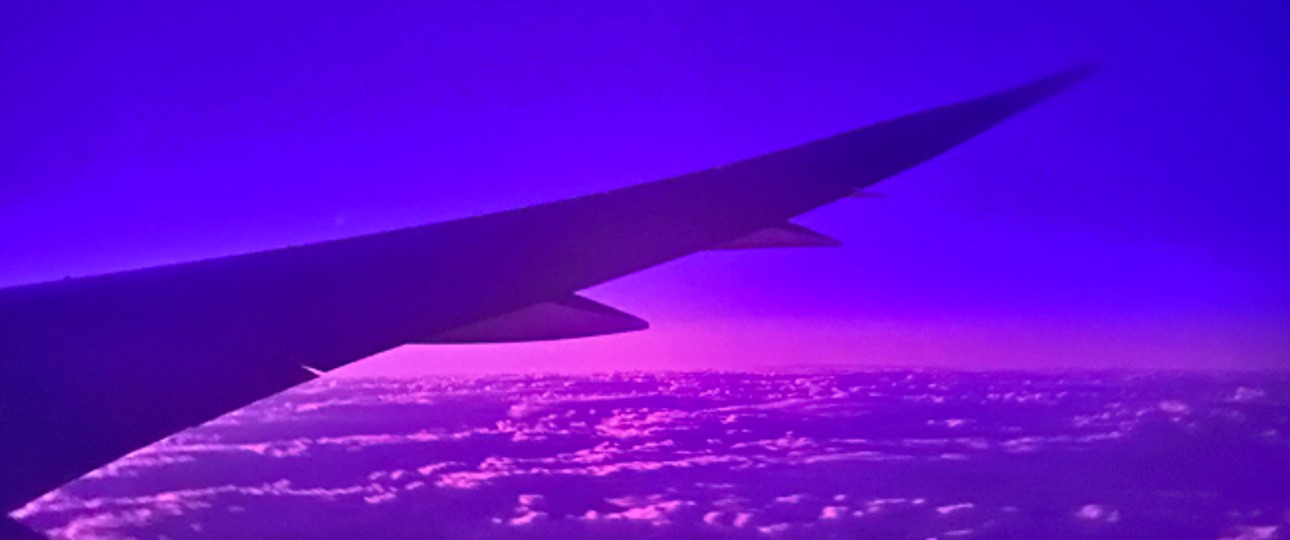 Blick aus dem Fesnter eines Dreamliners: Dunkel aber nicht finster.