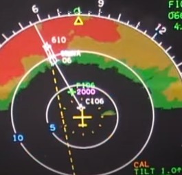 Dieses Flugzeug fliegt direkt in ein Gewitter
