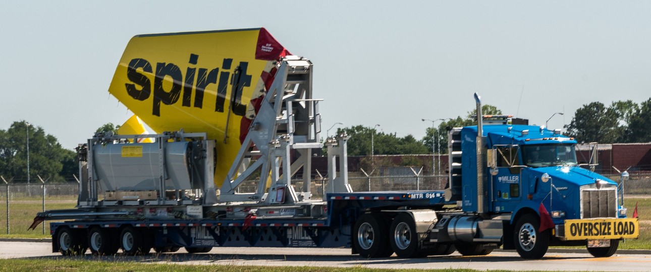 Transport einer Heckflosse eines Airbus A320 von Spirit: Die Fluglinie baut aus.