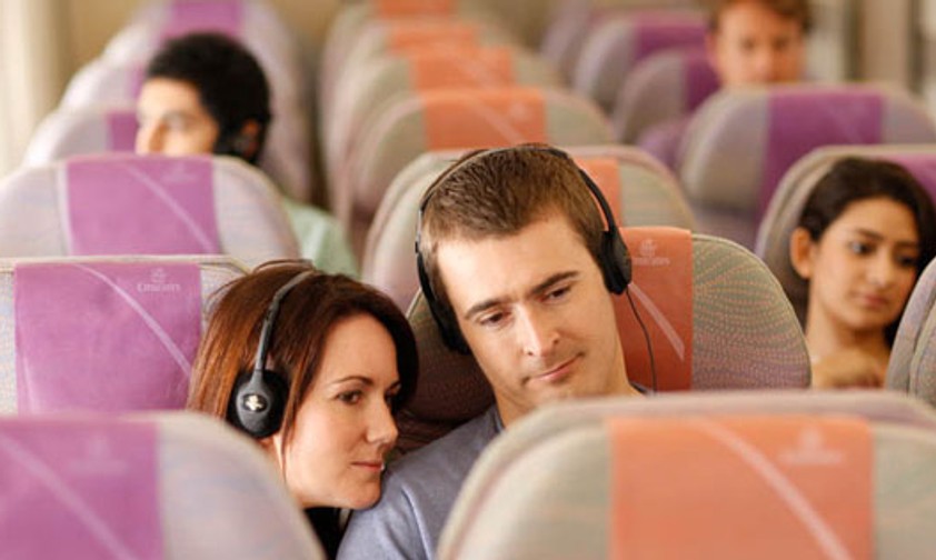 Paar in der Economy von Emirates: Warten oder früh reservieren?